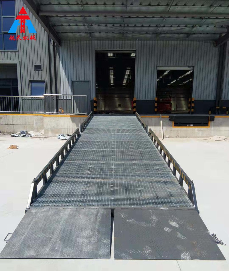 西安客戶定制13臺(tái)移動(dòng)式登車橋 